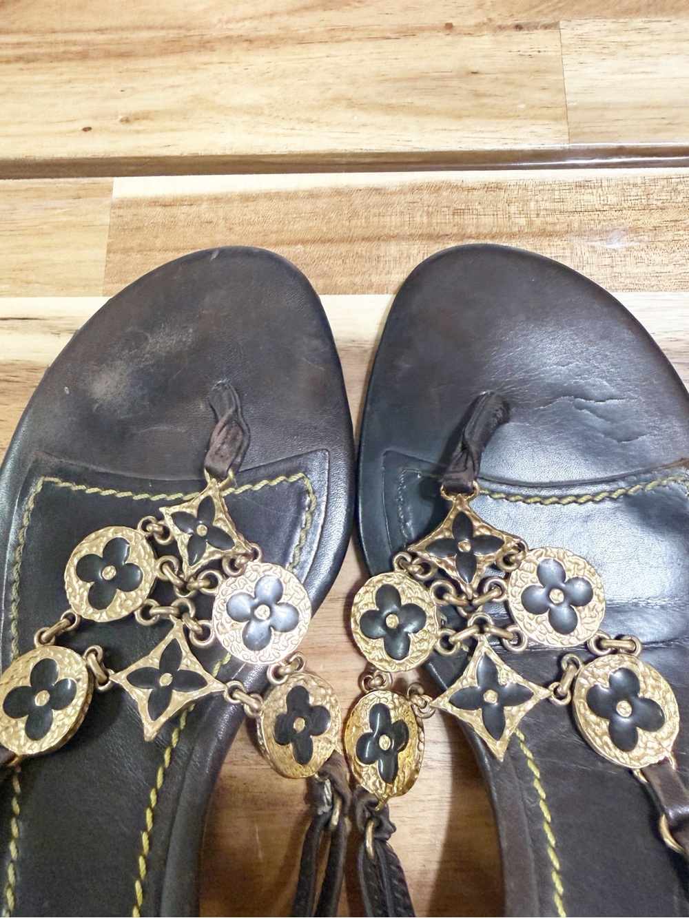 Louis Vuitton Y2K Vintage Brown Leather Gold Coin Quatrefoil Thong Sandals 37.5 - Picture 4 of 11